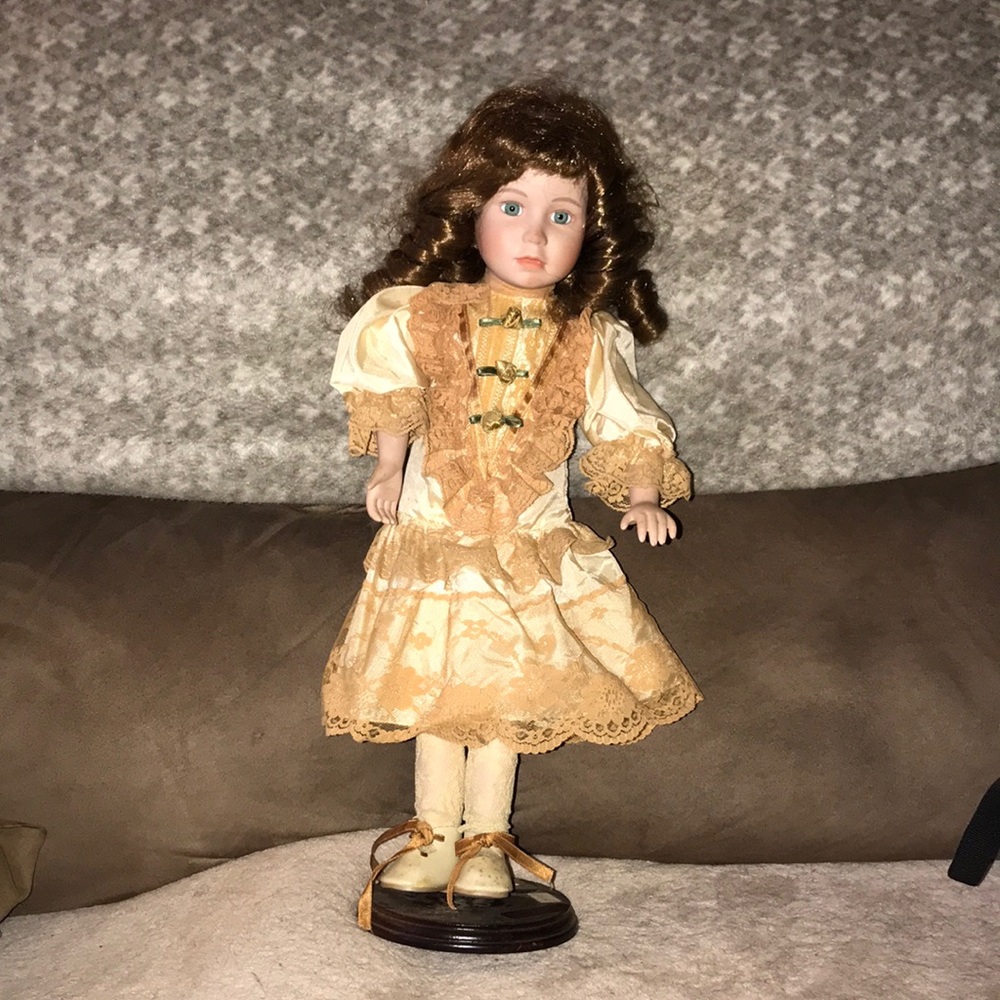 Vintage porcelain collectors doll with stand 💕